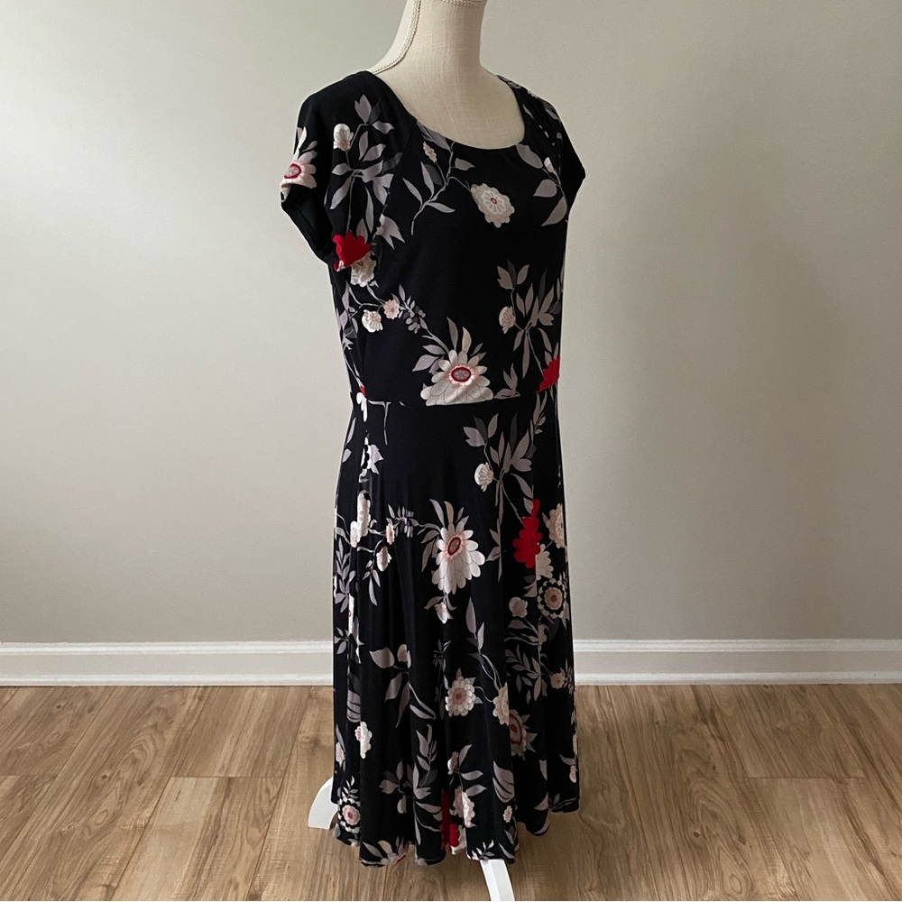 Dark Floral Short Sleeve Dress - Picture 3 of 9